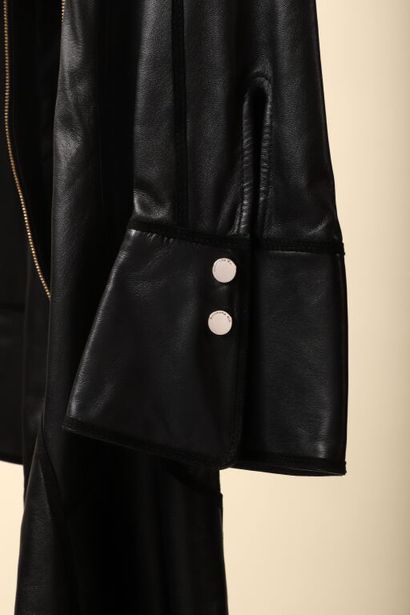 * BARBARA BUI.
Robe droite en cuir d'agneau...