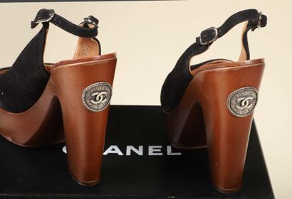 * CHANEL.
Paire d'escarpins ouverts, plateaux...