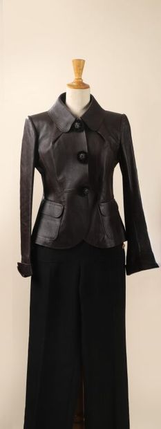 * LOUIS VUITTON.
Veste en cuir d'agneau marron....