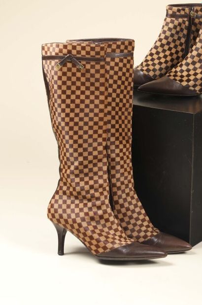 * LOUIS VUITTON.
Paire de bottes Damier sauvage,...