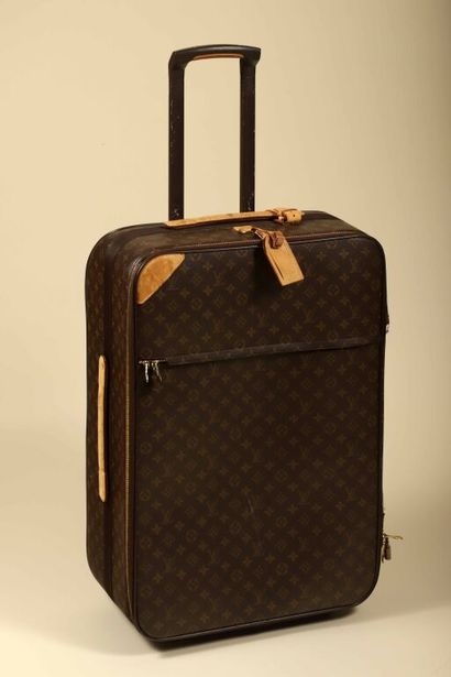 * LOUIS VUITTON.
Valise à roulettes Pegase...