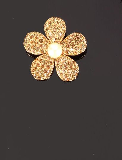 YVES SAINT-LAURENT.
Broche-pendentif fleur...