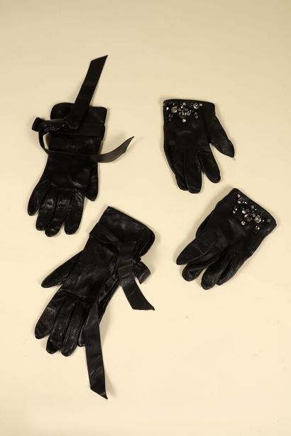 * Lot comprenant :
- PRADA.
Paire de gants,...
