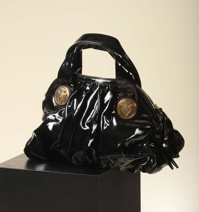 * GUCCI.
Sac à main, en vinyle noir, anses...