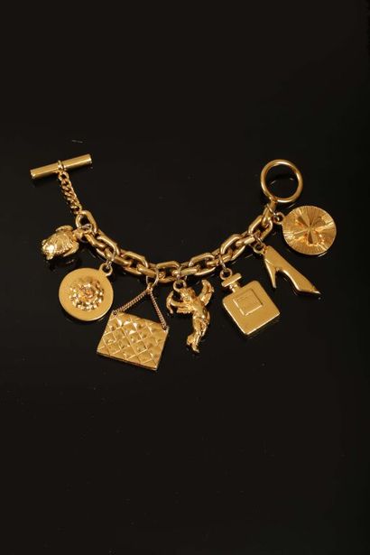 CHANEL
Bracelet Charms en métal doré plaqué,...