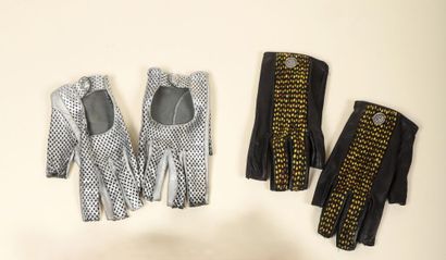 * CHANEL.
Lot comprenant :
- Paire de mitaines...