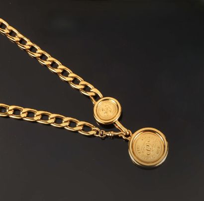 CHANEL.
Ceinture réglable chaîne et médailles...