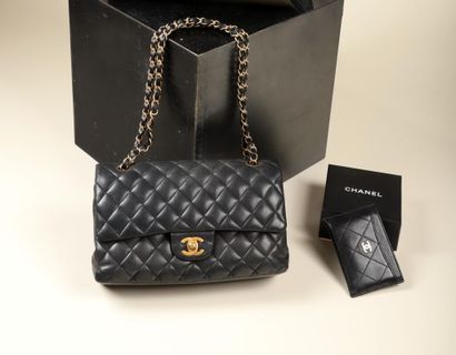 * CHANEL.
Lot comprenant :
- Sac vintage...