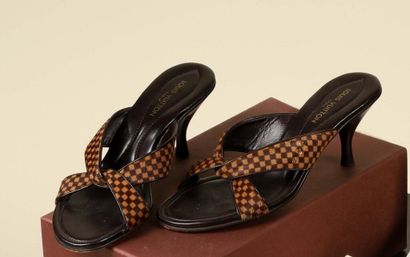 * LOUIS VUITTON.
Paire de sandales nu-pieds...