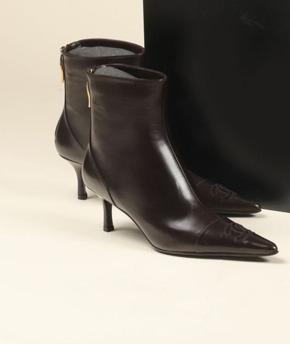 * CHANEL.
Paire de bottines à petits talons...