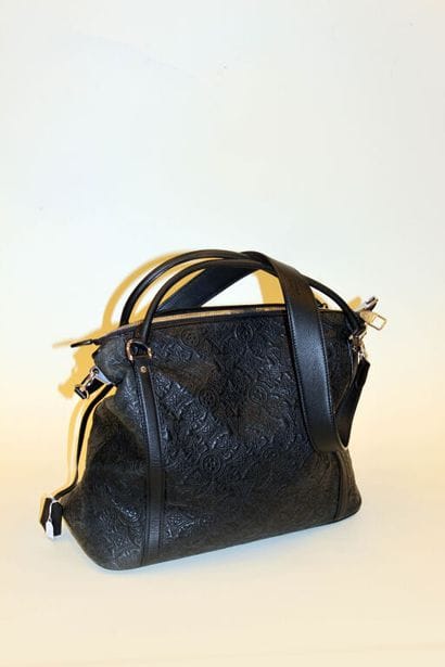 * LOUIS VUITTON.
Sac Ixia, cuir Antheia noir...