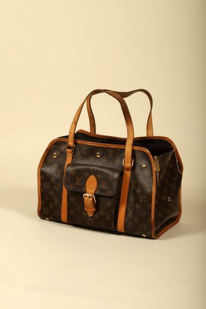 * LOUIS VUITTON.
Sac de transport semi-rigide...