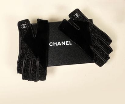 * CHANEL.
Paire de mitaines noires, en cuir...