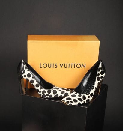 * LOUIS VUITTON.
Paire d'escarpins, en cuir...