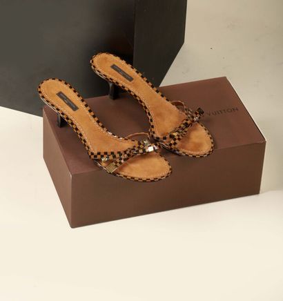 * LOUIS VUITTON.
Paire de sandales à talons,...