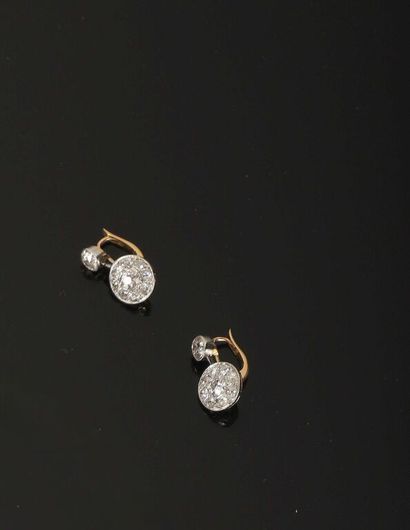 Paire de dormeuses en or 750‰ et platine...
