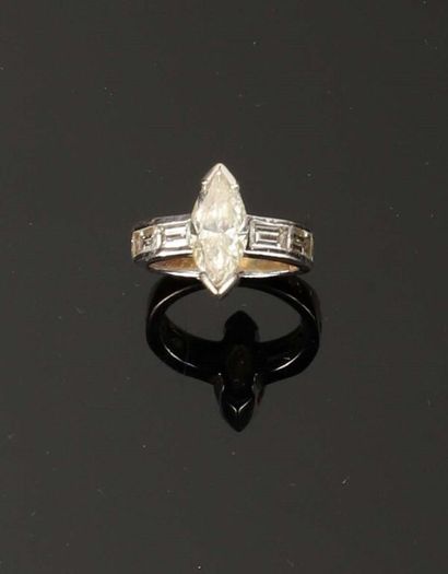 Ring in 750 ‰ white gold adorned with a navette-cut...