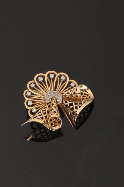 Broche en or jaune 750‰ et platine 950‰ présentant...