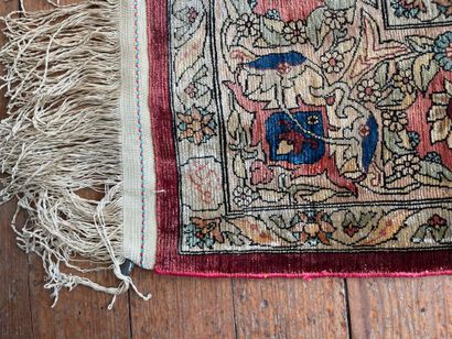 TURQUIE.
Fin tapis Héréké en soie nouée à...