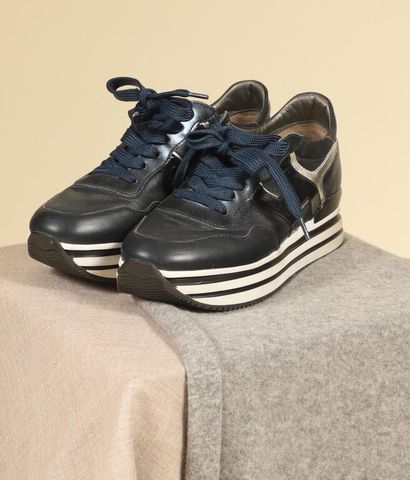 HOGAN.
Paire de sneakers à lacets bleu marine,...