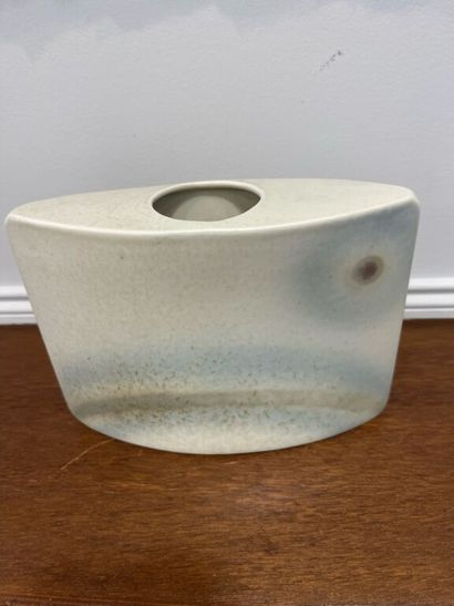 VIREBENT.
Vase méplat en porcelaine émaillée...