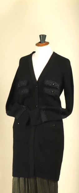 CHANEL.
Long black cashmere vest, patch and...