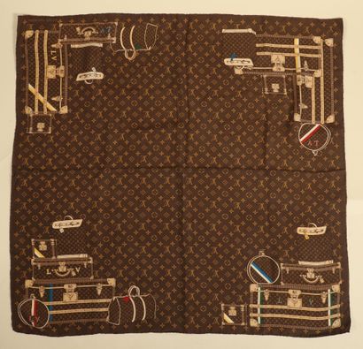 LOUIS VUITTON.
Foulard en soie imprimée monogrammée,...