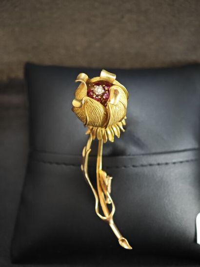 Yellow gold 750‰ brooch presenting an opening...