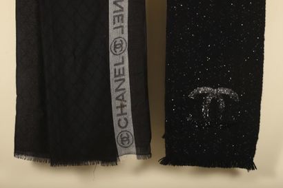 CHANEL.
Lot de deux écharpes comprenant :...