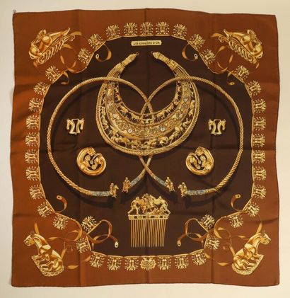 HERMÈS.
Carré Les cavaliers d'or en soie.
90...