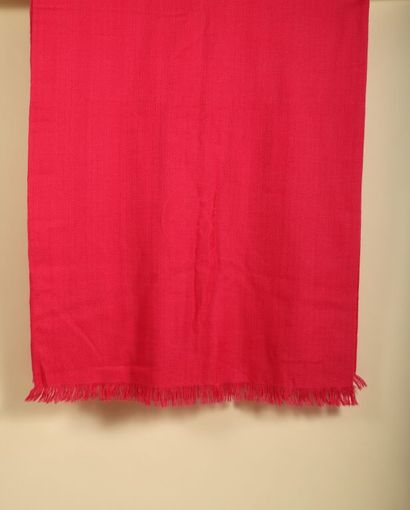 HERMÈS.
Longue étole en cachemire et soie...