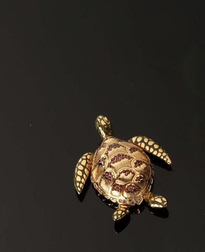 * ALEXANDRA ROSIER.
Pendentif sonore en or...