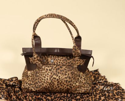 ROBERTO CAVALLI.
Sac en tissu imprimé panthère...