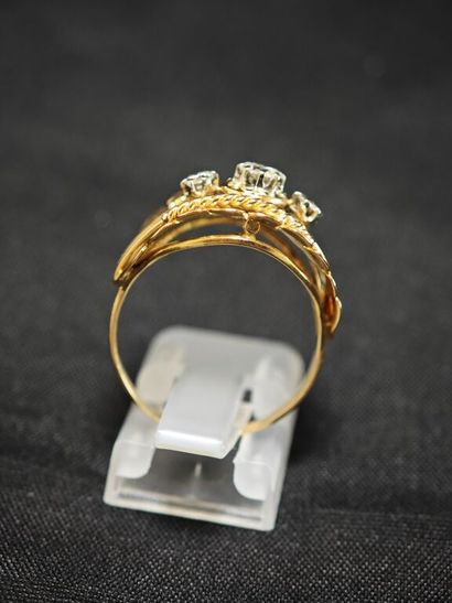 Bague en or jaune 750‰ à corps plat finissant...