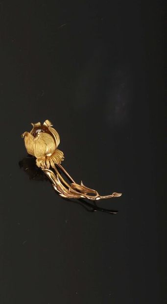 Yellow gold 750‰ brooch presenting an opening...