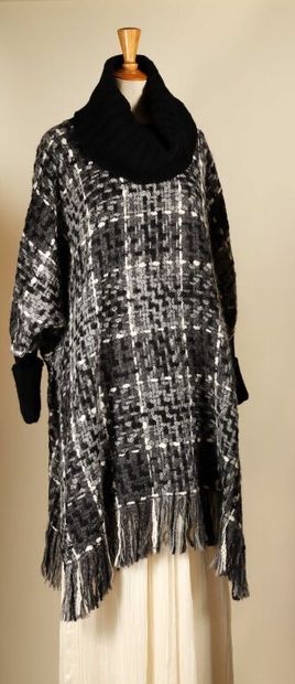 DOLCE & GABBANA.
Poncho à col roulé en tweed...