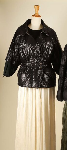 ROBERTO CAVALLI.
Veste doudoune noire croisée,...