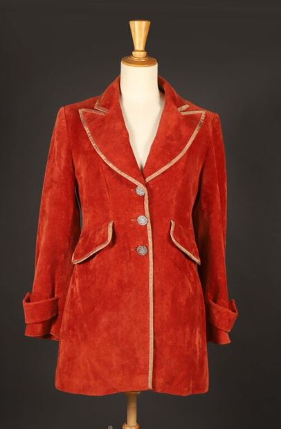 BAZAR CHRISTIAN LACROIX.
Faded red velvet...