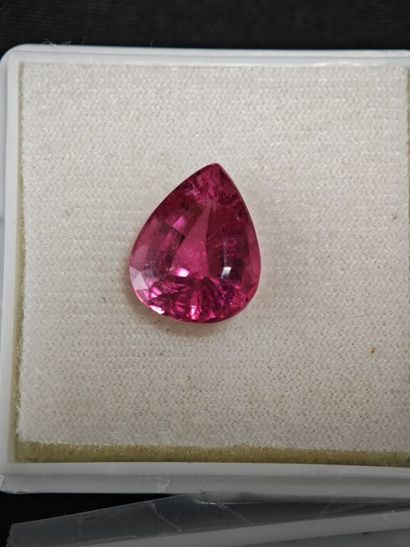 * Tourmaline rose sur papier de forme poire,...