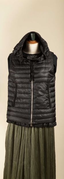 MONCLER.
Veste doudoune à capuche et bouton,...