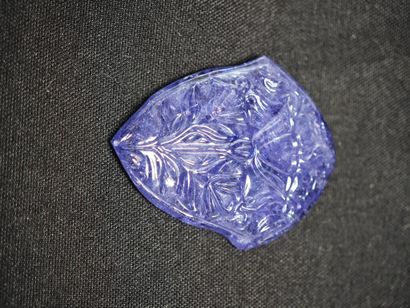 * Tanzanite sur papier taillée en forme de...