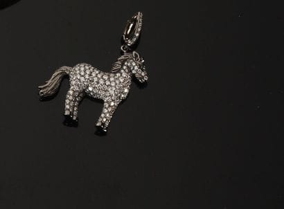 * ALEXANDRA ROSIER.
Pendentif en or noirci...