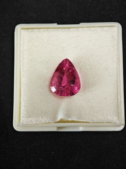* Tourmaline rose sur papier de forme poire,...