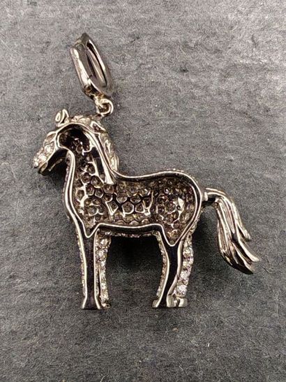 * ALEXANDRA ROSIER.
Pendentif en or noirci...
