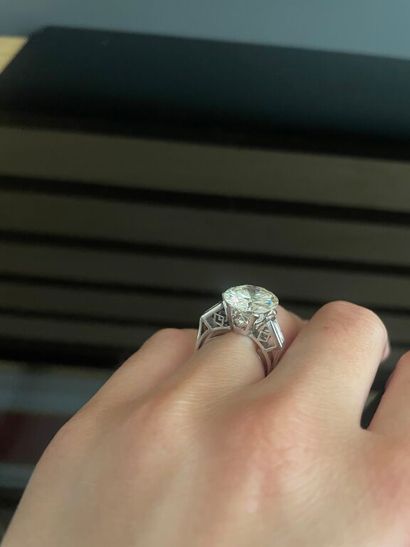Bague en platine 950‰ et or gris 750‰ ornée...