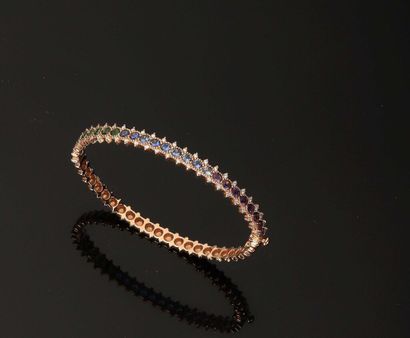 * ALEXANDRA ROSIER.
Opening rigid bracelet...