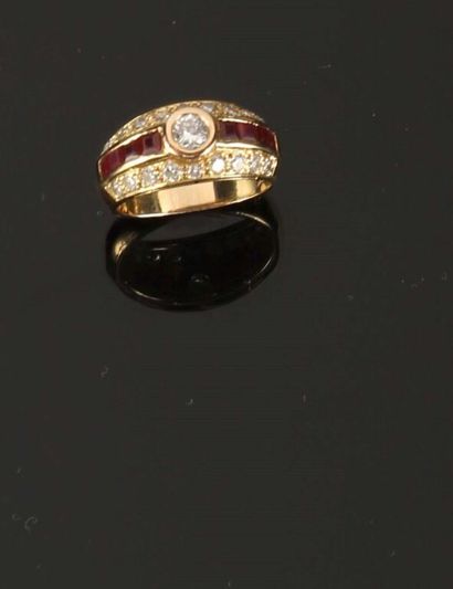 Yellow gold 750‰ band ring set with a brilliant-cut...