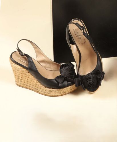 VALENTINO.
Paire de chaussures ouvertes compensées,...