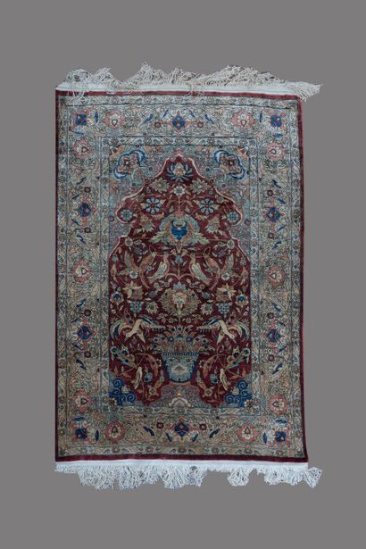 TURQUIE.
Fin tapis Héréké en soie nouée à...