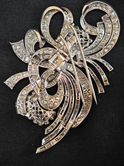 Large radiant corsage brooch in 950‰ platinum...